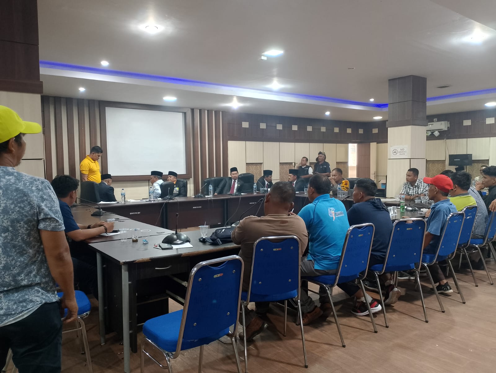 Kecewa Tidak Di Temui Ketua DPRD Definitif , Pendemo membubarkan diri