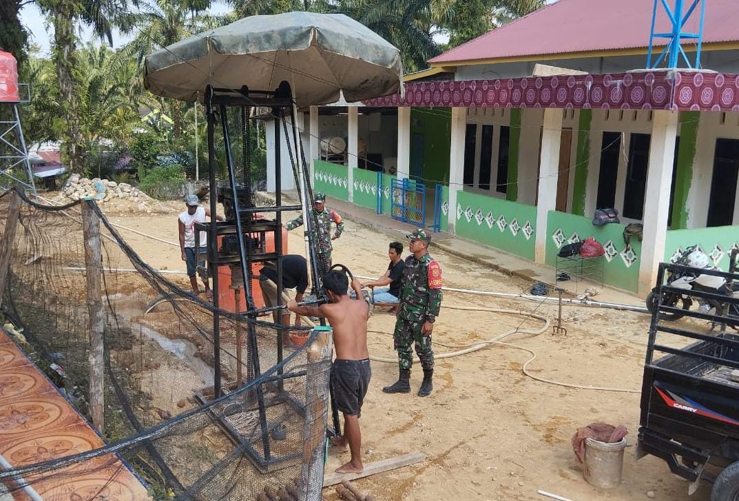 Anggota Satgas TMMD ke 122 Kodim 0420 Sarko Uji Kualitas Air Sumur Bor Yang Dibuat