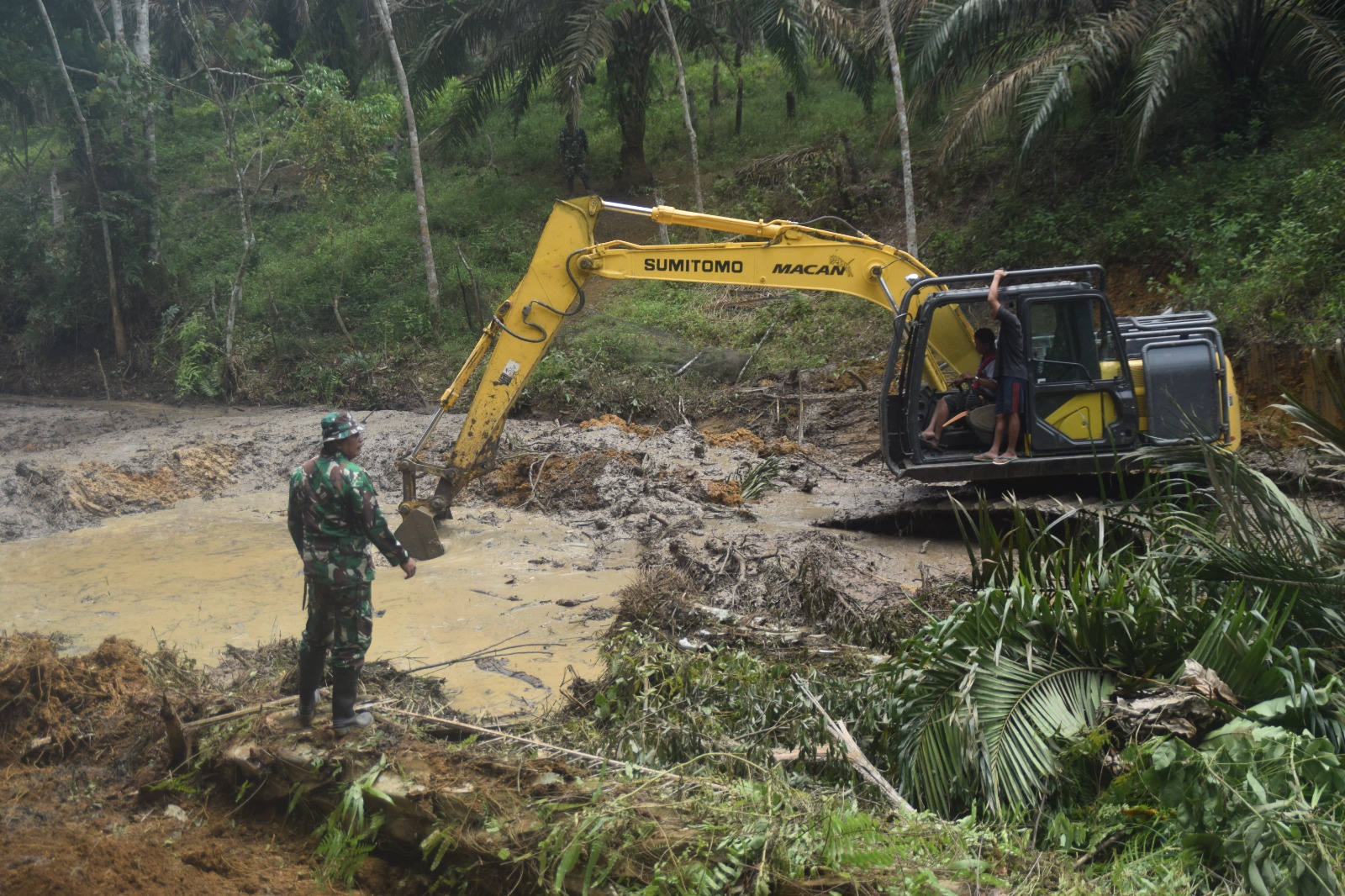Satgas TMMD ke 122 Kodim 0420 Sarko Pantau Pembuatan Sawah Program Ketahanan Pangan