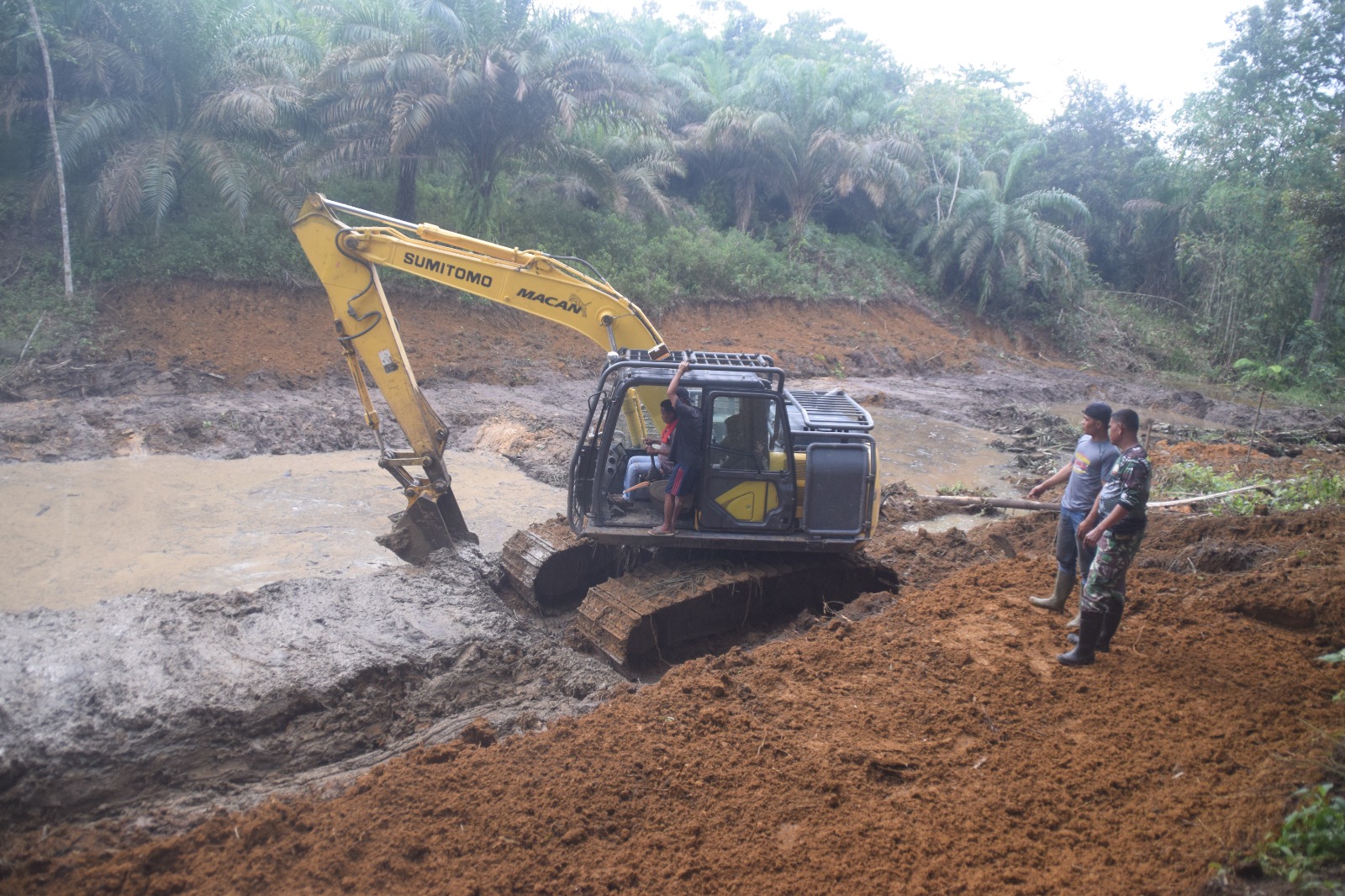 Percepat Pembangunan Kolam Ikan, Satgas TMMD ke-122 Kodim 0420/Sarko Turunkan Alat Berat