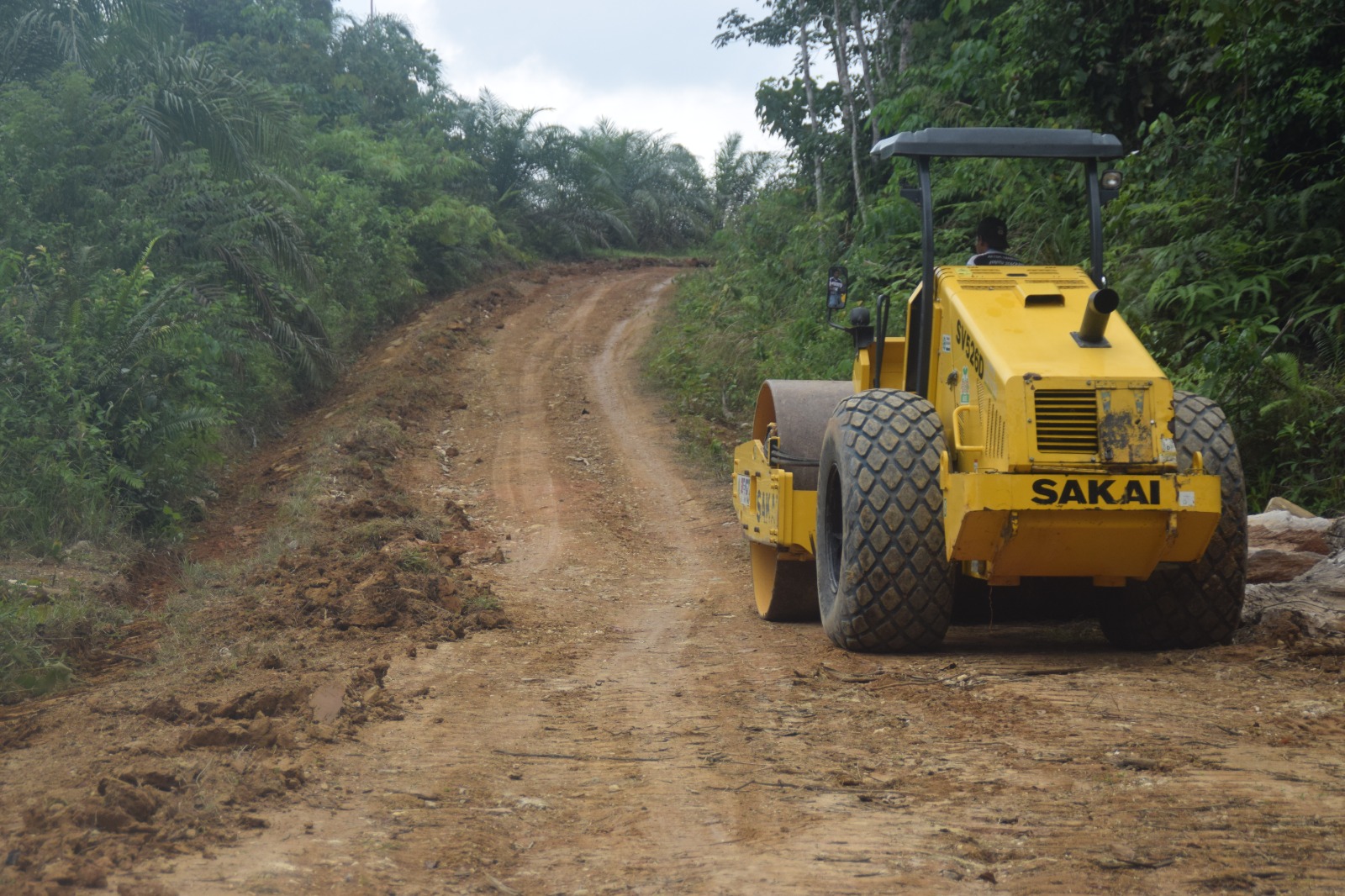 Cuaca Cerah, Satgas TMMD ke 122 Kodim 0420 Sarko Padatkan Jalan Penghubung Desa Bedeng Rejo-Sungai Putih