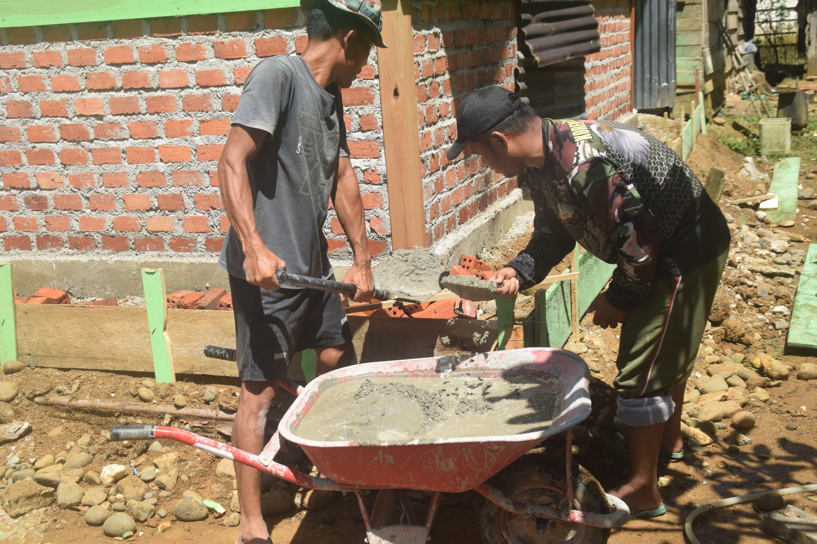 Teras Rumah Yabani Dilantai Semen Oleh Satgas TMMD ke 122 Kodim Sarko