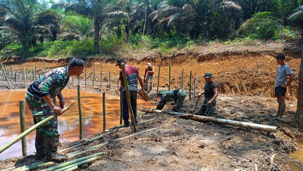 Kolaborasi Satgas TMMD ke 122 Kodim 0420/Sarko Ciptakan Kolam Ikan Bersama Warga