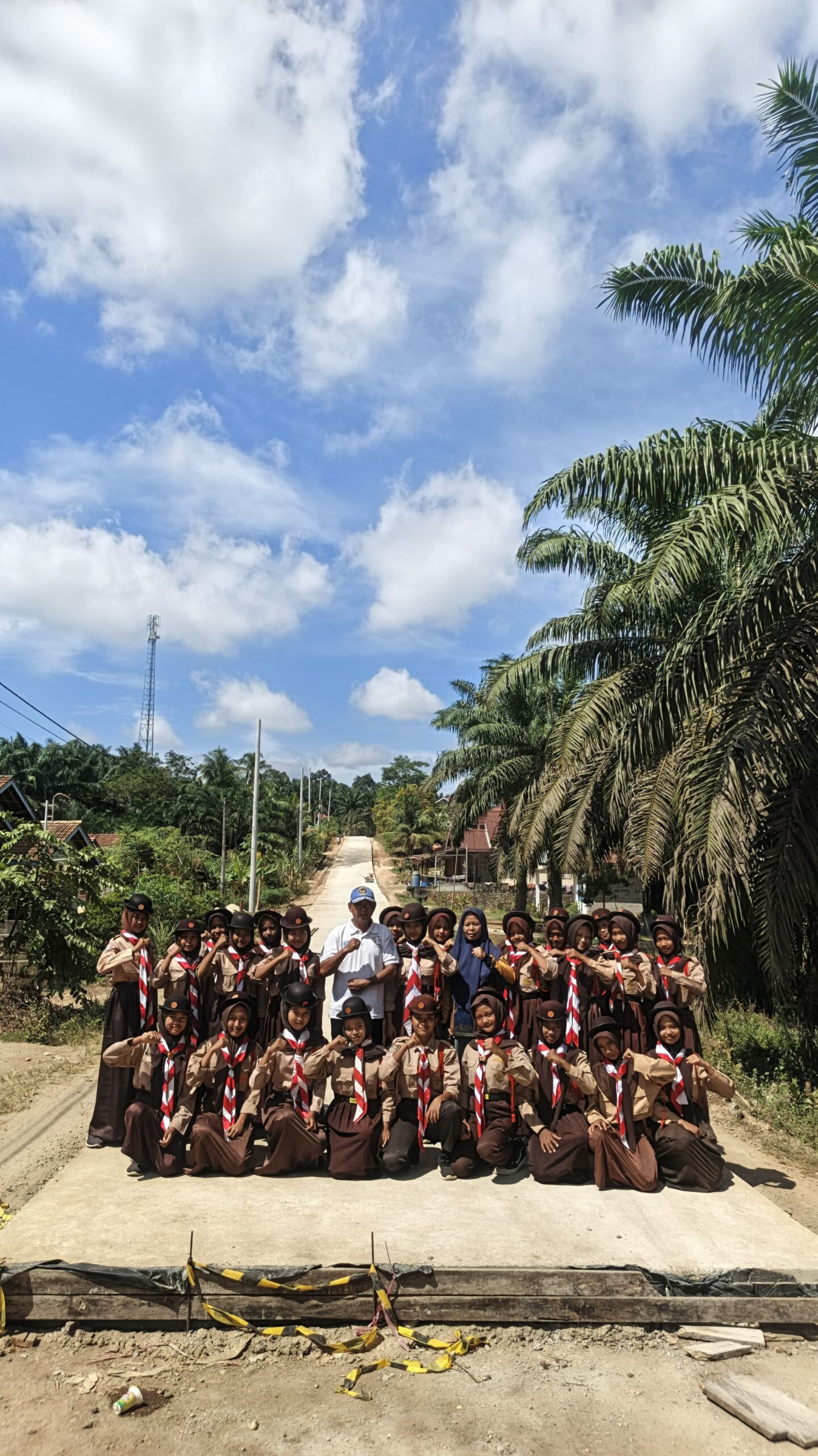 Siswa SMPN 22 saat foto di jalan Rigid Beton