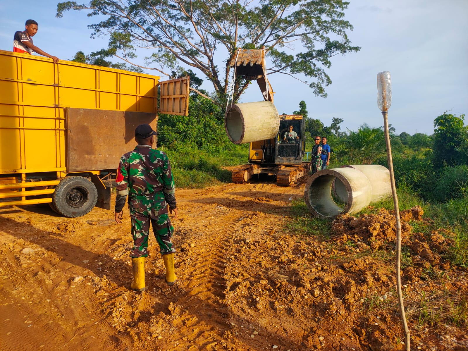 Satgas TMMD ke 128 Kodim 0420/Sarko Siapkan Enam Gorong-gorong Besar di Lokasi Perbaikan Jalan