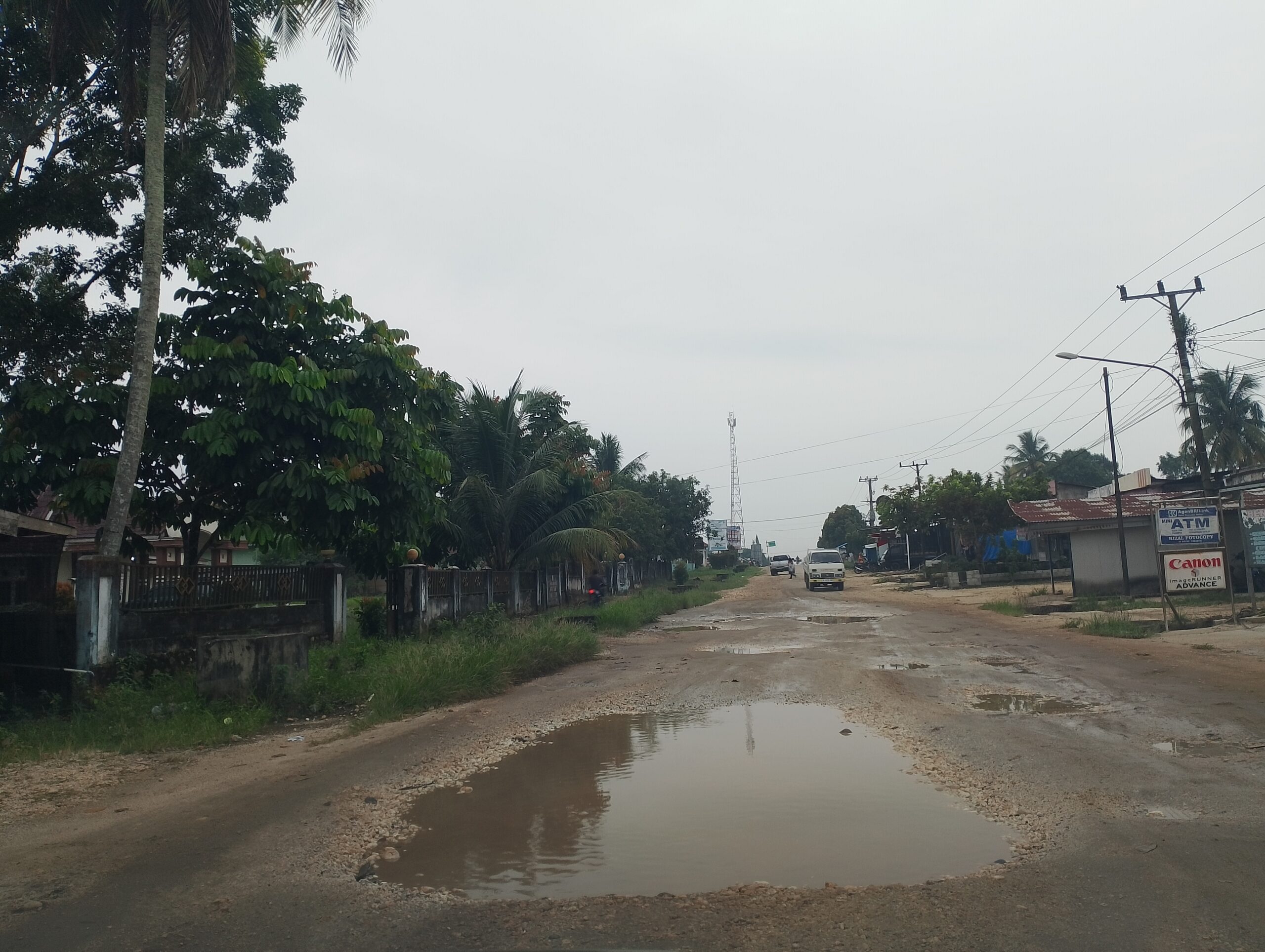 Jalan Depan pintu pagar Kantor Camat Pamsel Rusak Parah, Kemana Pemerintah